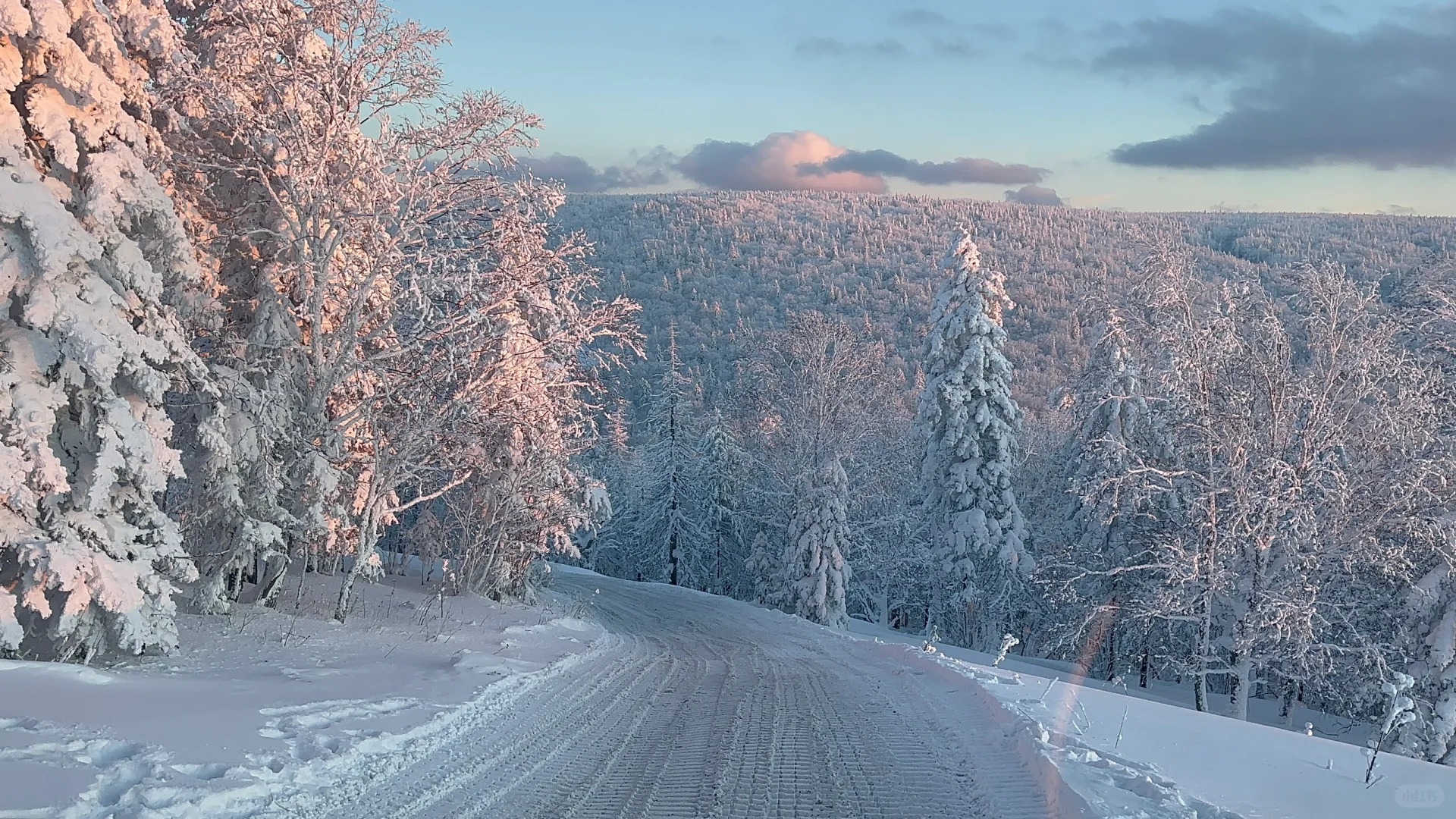Kh&uacute;c cua tuyệt đẹp tr&ecirc;n Xa lộ Yaxue phủ tuyết