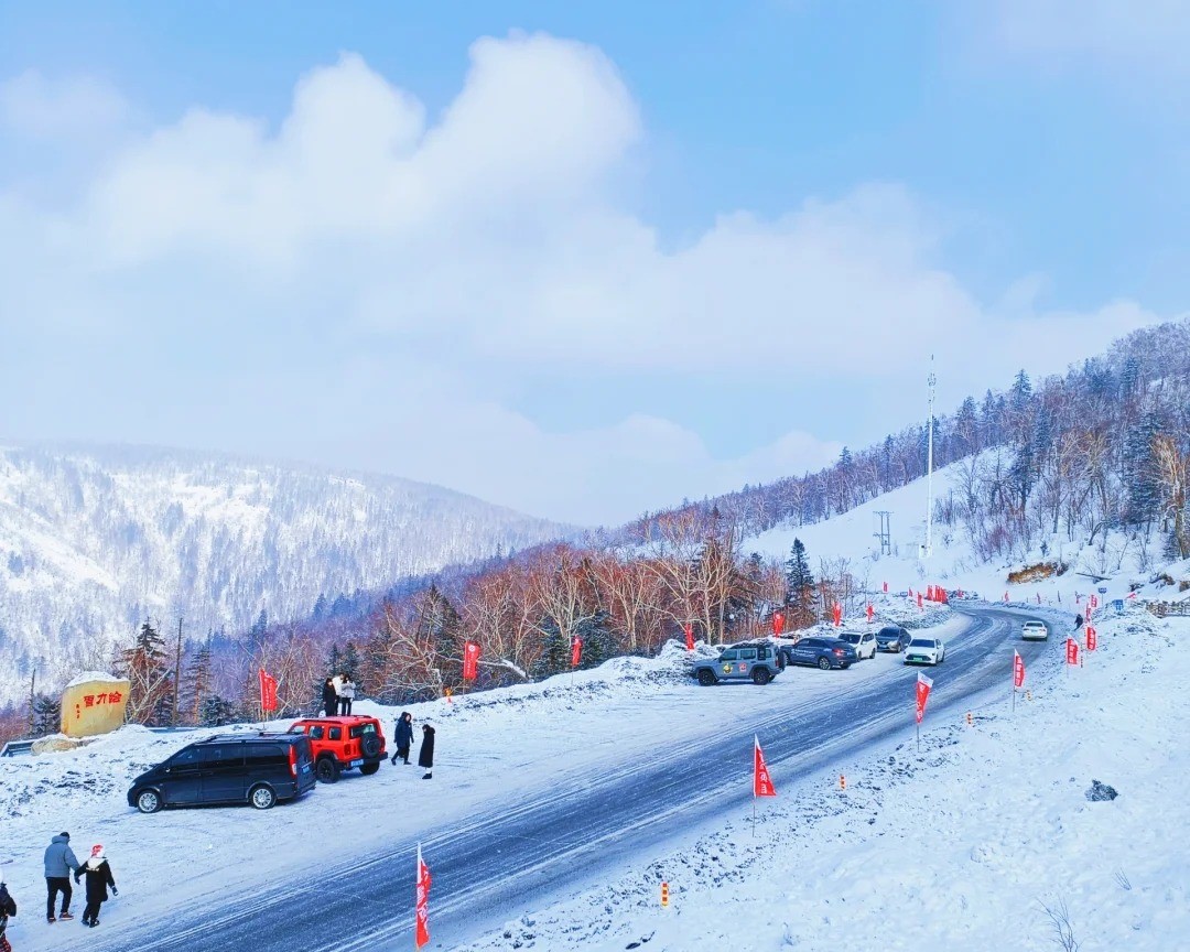 Du kh&aacute;ch l&aacute;i xe tr&ecirc;n Xa lộ Yaxue Harbin