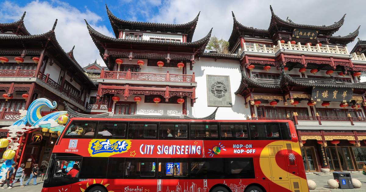Trải nghiệm đi xe bus hai tầng tham quan thành phố, một cách tuyệt vời để khám phá những điểm đến nổi bật trong Tour Trung Quốc cùng Hanvina Travel.