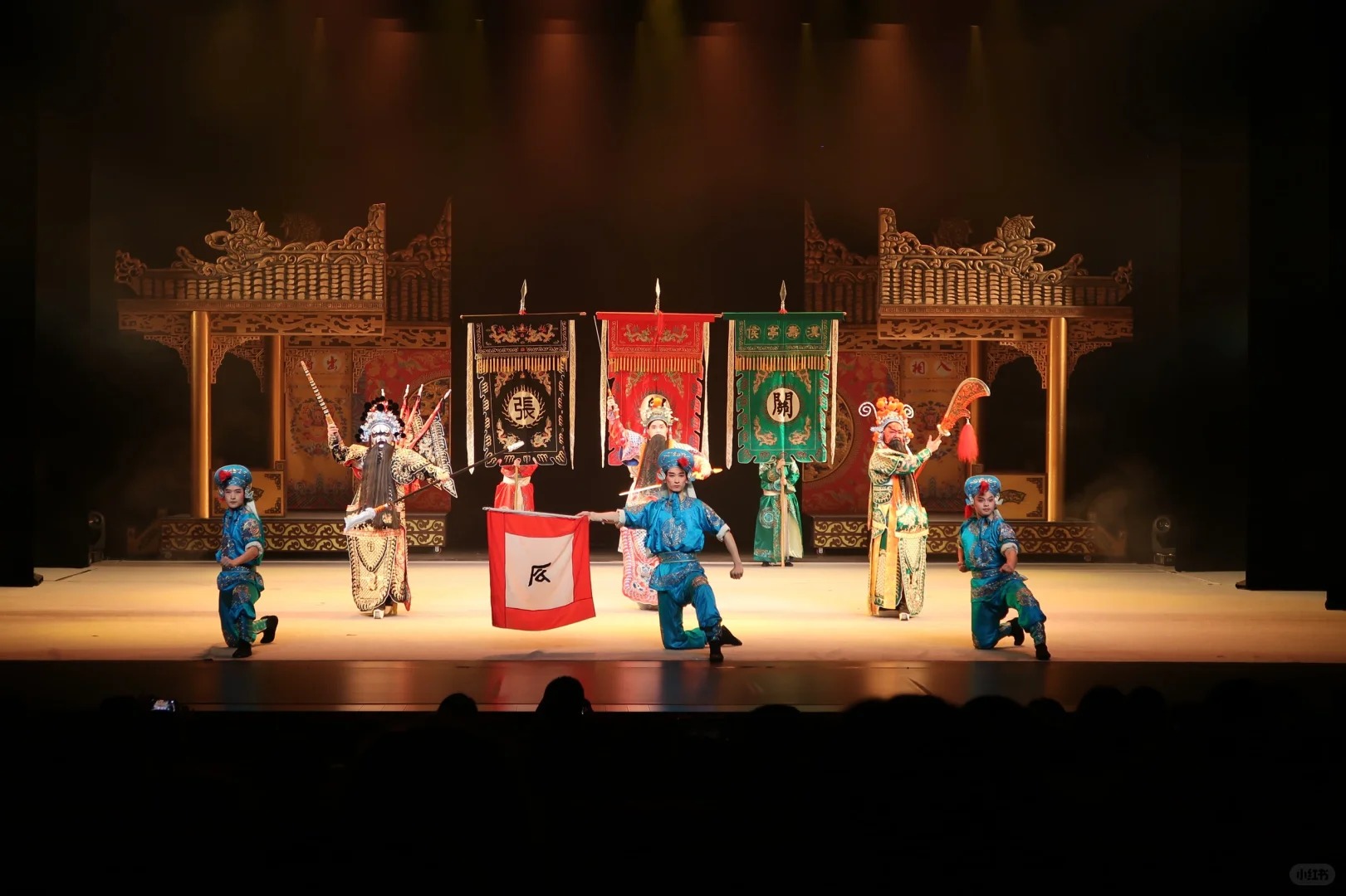 Mặt nạ rực rỡ với màu sắc và họa tiết độc đáo, thể hiện sự biến đổi cảm xúc của nhân vật