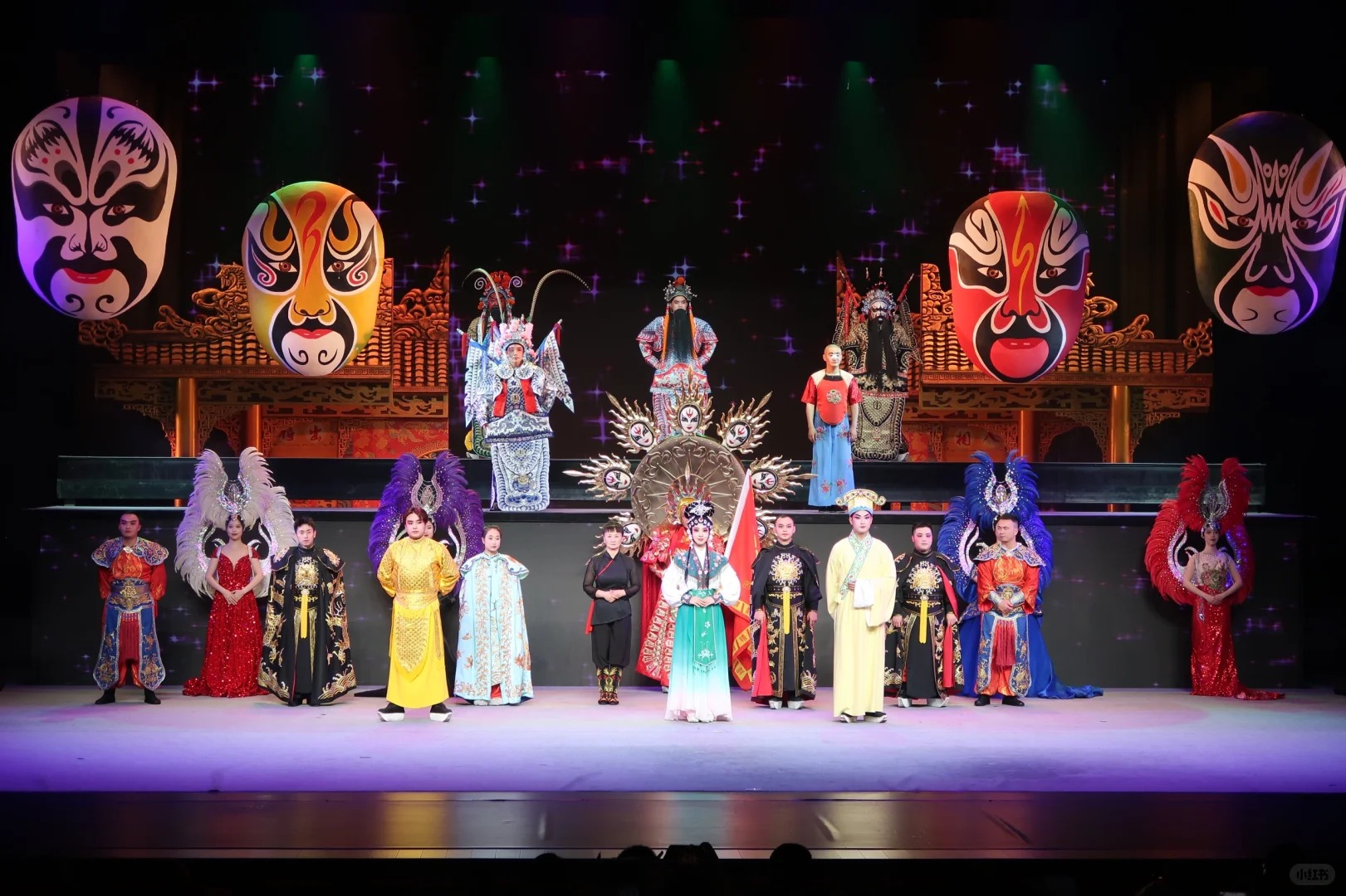 Diễn viên Kinh kịch Tứ Xuyên thực hiện kỹ thuật đổi mặt thần tốc, tạo hiệu ứng thị giác đầy ấn tượng