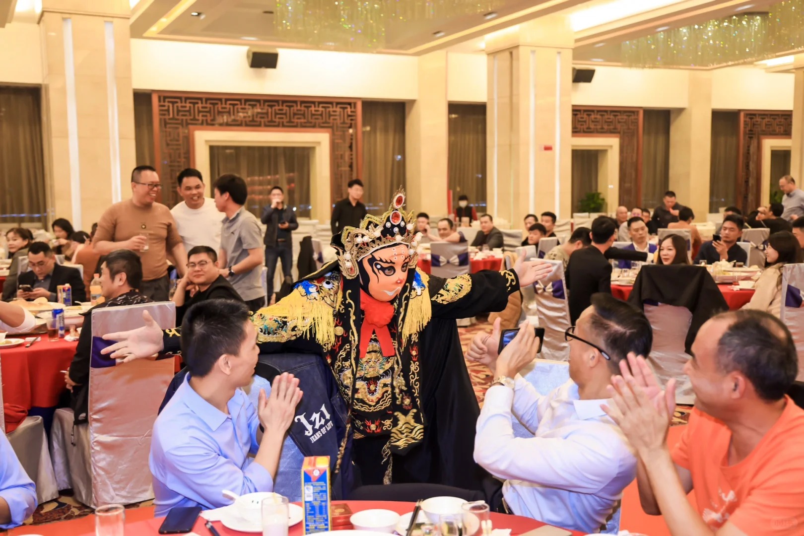 Khán giả trầm trồ, kinh ngạc trước kỹ thuật đổi mặt bí truyền chỉ được lưu truyền qua thế hệ nghệ sĩ